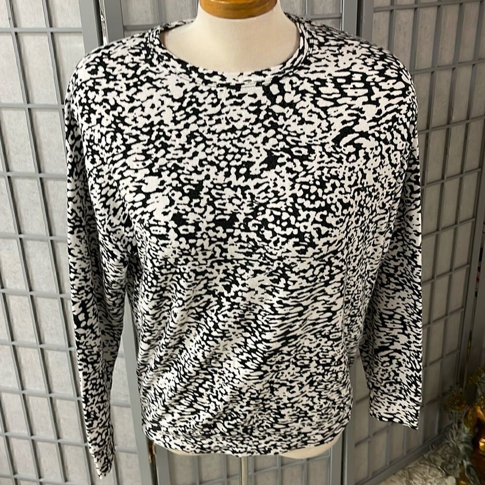Athleta Leopard Print Seamless Long Sleeve Shirt. Blackβand white, ExtraβSmall.